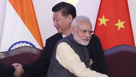 Chủ tịch Trung Quốc Tập Cận Bình và Thủ tướng Ấn Độ Narendra Modi. Ảnh: AP