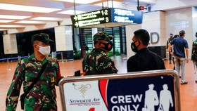 Các binh sĩ Indonesia tại sân bay quốc tế Soekarno-Hatta sau vụ máy bay Sriwijaya Air mất liên lạc sau khi cất cánh, ở Tangerang, gần Jakarta, Indonesia, hôm 9/1. Ảnh: Reuters