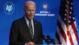 Tổng thống đắc cử Joe Biden phát biểu trong buổi công bố hôm thứ Bảy 16/1 tại nhà hát The Queen ở Wilmington, Delaware. (Hình ảnh Alex Wong / Getty)
