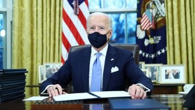 Ngày 20/1, Tân Tổng thống Mỹ Joe Biden ký hàng loạt sắc lệnh hành pháp đảo ngược chính sách của người tiền nhiệm. (Nguồn:abcnews)