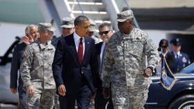 Năm 2012, cựu tổng thống Barack Obama đi cùng tướng Lloyd Austin, cựu phó tham mưu trưởng quân đội Hoa Kỳ tại Texas - nay là Bộ trưởng Quốc phòng Hoa Kỳ. Ảnh: AP/Pablo Martinez Monsivais