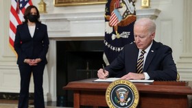 Đảo ngược lệnh cấm của ông Trump về thẻ xanh, ông Biden được lòng dân nhập cư