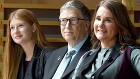 Jennifer Gates (trái) và bố mẹ nghe cựu tổng thống Barack Obama phát biểu trong một sự kiện của Quỹ Gates hồi tháng 9/2017. Ảnh: Stringer News.