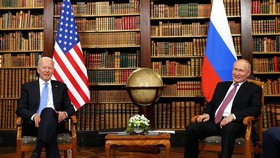 Tổng thống Mỹ Joe Biden (trái) và Tổng thống Nga Vladimir Putin tại hội nghị thượng đỉnh ở Geneva, Thụy Sĩ, ngày 16/6/2021. Ảnh: THX/ TTXVN