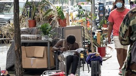 Những người vô gia cư sinh sống trên vỉa hè ở Manhattan hồi năm ngoái. Nguồn ảnh: DailyMail.com