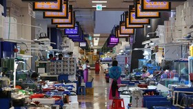 Chợ bán buôn thủy sản Noryangjin ở Seoul vắng lặng vào ngày 13 tháng 7 năm 2021. (Yonhap)