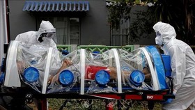 Chuyển bệnh nhân nhiễm COVID-19 tới điều trị tại bệnh viện ở Pretoria, Nam Phi. Ảnh: AFP/TTXVN