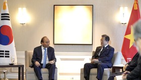 South Korean President Moon Jae-in (R) holds a summit with his Vietnamese counterpart Nguyen Xuan Phuc in New York on the sidelines of the UN General Assembly session on Tuesday. (Yonhap)