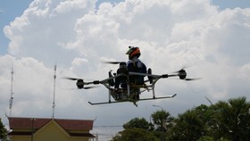 Lonh Vannsith lái thử chiếc máy bay không người lái tại Phnom Penh, Campuchia. Ảnh: Reuters.