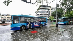 Buses resume operations in Hanoi on October 14, 2021. Photo by VnExpress/Giang Huy