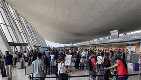 Hành khách tại sân bay quốc tế Dulles Washington, bang Virginia, Mỹ. (Ảnh: AFP/TTXVN).