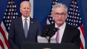 Ông Jerome Powell (phải) và ông Biden. (ảnh: FT)