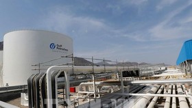 Toàn cảnh cơ sở trữ dầu Gulf Petrochem ở vùng bờ biển thuộc Fujeirah, Eo biển Hormuz, Các tiểu vương quốc Arab thống nhất. Ảnh: AFP/TTXVN