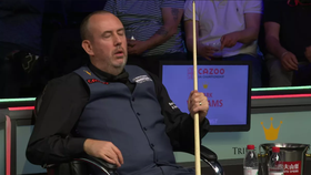 Mark Williams ngủ quên giữa trận đấu ở Giải vô địch Vương quốc Anh. Ảnh: Eurosport.