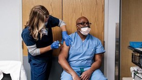 Lệnh bắt buộc tiêm phòng của ông Biden bị chặn