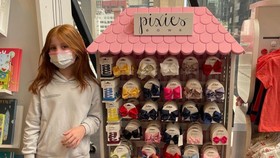 Pixie Curtis bên cạnh những sản phẩm kinh doanh của mình. Ảnh: Instagram.