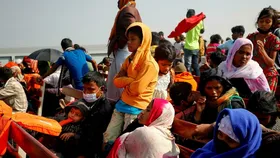 Người tị nạn Rohingya ngồi trên băng ghế gỗ của một tàu hải quân trên đường đến đảo Bhasan Char ở quận Noakhali, Bangladesh, ngày 29 tháng 12 năm 2020. © Mohammad Ponir Hossain, REUTERS