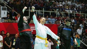 Nguyễn Văn Trí (trái) giành HCV đối kháng đầu tiên cho pencak silat Việt Nam. Ảnh: DŨNG PHƯƠNG
