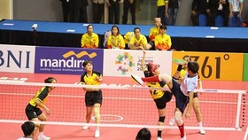 Đội Việt Nam (áo vàng) đoạt HCB nội dung đồng đội nữ môn cầu mây. Ảnh: DŨNG PHƯƠNG