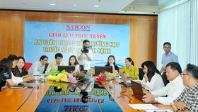 Các chuyên gia đang trả lời giao lưu trực tuyến. Ảnh: CAO THĂNG