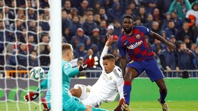 Mariano Diaz (áo trắng) ghi bàn ấn định chiến thắng 2 - 0 cho Real Madrid. Ảnh: Reuters