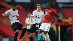 Tiền đạo Odion Ighalo (25, Man.United) trước sự truy cản của các hậu vệ LAST. Ảnh: DailyMail