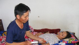 Anh Thủy không thể đi làm xa, chỉ quanh quẩn làm thuê trong làng, trong xã để còn chăm sóc vợ