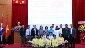 Các đại biểu dự lễ kỷ niệm chụp ảnh lưu niệm cùng các sinh viên đội văn nghệ. Ảnh: TTXVN