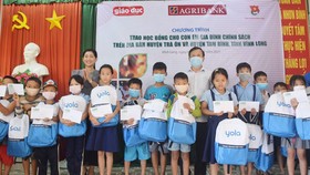 Trao học bổng cho 100 học sinh gia đình chính sách tại Vĩnh Long