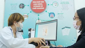 Tiếp nhận thông tin và chẩn đoán bệnh tại Bệnh viện Miền Đông, quận 9, TPHCM. Ảnh: HOÀNG HÙNG
