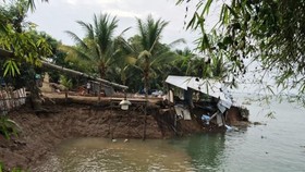 Sạt lở tại khu vực bờ sông Tiền (thuộc khóm Sở Thượng, phường An Lạc, TX Hồng Ngự, tỉnh Đồng Tháp