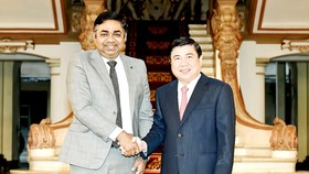Chủ tịch UBND TPHCM Nguyễn Thành Phong tiếp Tổng lãnh sự Ấn Độ Madan Mohan Sethi. Ảnh: VIỆT DŨNG