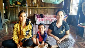 Chị Y Tỷ, mẹ và đứa con thơ chưa đầy 4 tuổi
