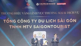 Ông Nguyễn Bình Minh, Tổng Giám đốc Saigontourist Group nhận giải Thương hiệu Vàng TPHCM năm 2020