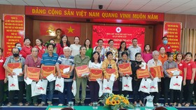 Bà con nhận quà từ Chương trình Tết vì người nghèo và nạn nhân chất độc da cam Xuân Tân Sửu 2021