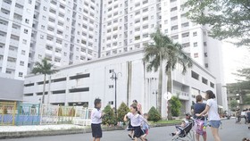 Người dân tại một dự án nhà ở xã hội huyện Bình Chánh vui chơi trong không gian chung. Ảnh: CAO THĂNG