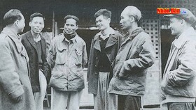 Bác Hồ với các đại biểu tại Đại hội II năm 1951. Ảnh: Báo Nhân Dân