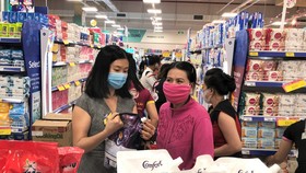 Hàng giảm giá được người tiêu dùng chọn mua tại Co.opmart