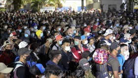 Người di cư tại khu vực El Florido, Guatemala, trong hành trình tới Mỹ ngày 15-1-2021. Ảnh: AFP/TTXVN