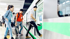 Hành khách thử nghiệm tuyến đường sắt đô thị Cát Linh - Hà Đông tại ga Cát Linh