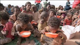 Phụ nữ và trẻ em tại trại tị nạn Kebribeyah, miền đông Ethiopia. Ảnh: AFP/TTXVN