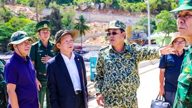 Ông Nguyễn Tiến Hải, Ủy viên BCH Trung ương Đảng, Chủ tịch HĐND tỉnh, Bí thư Tỉnh ủy, Bí thư Đảng ủy Quân sự tỉnh Cà Mau giới thiệu về tiềm năng, lợi thế của đảo Hòn Khoai với ông Đỗ Quang Hiển, Chủ tịch Tập đoàn T&T Group.