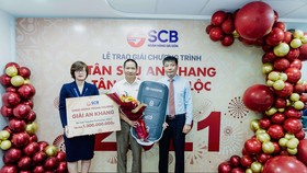 Khách hàng nhận giải thưởng 1,3 tỷ đồng của chương trình “Tân Sửu An Khang - Tân niên Vạn lộc”