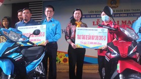 Người lao động nhận phương tiện đi lại do LĐLĐ quận Bình Thạnh trao tặng