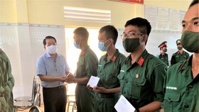Đồng chí Kiều Ngọc Vũ tặng quà các tân binh