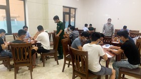 Lực lượng chức năng lấy lời khai những người bị lừa xuất cảnh