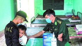 Người dân đến khám bệnh tại Trạm quân dân y Sa Trầm (tỉnh Quảng Trị)