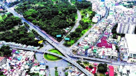 Cầu vượt nút giao Nguyễn Thái Sơn - Hoàng Minh Giám - Nguyễn Kiệm. Ảnh: HOÀNG HÙNG