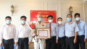 Đồng chí Nguyễn Văn Đức (80 tuổi), Anh hùng, thuyền trưởng Đoàn tàu không số nhận Huy hiệu 60 năm tuổi Đảng. Ảnh: MAI HOA