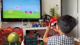 Vừa chơi vừa học trên hệ thống Androi TV. Ảnh: HOÀNG HÙNG